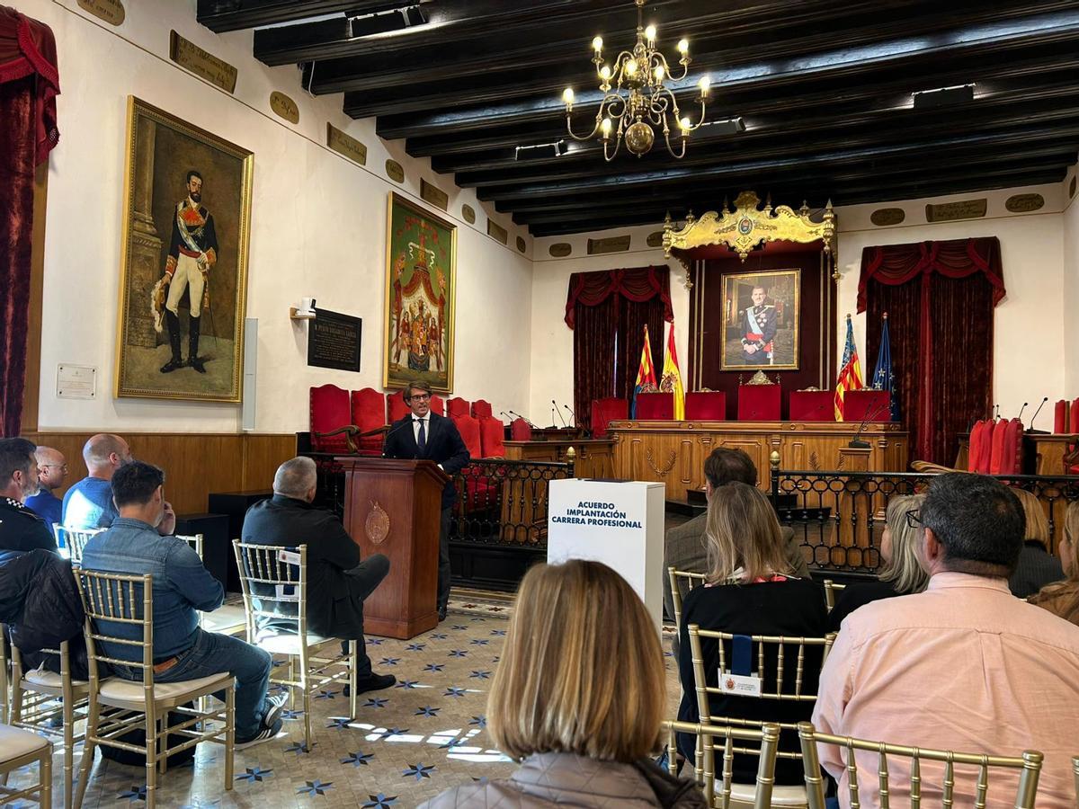 El edil de Recursos Humanos, Juan de Dios Navarro, durante el acto de firma de la carrera profesional en Elche