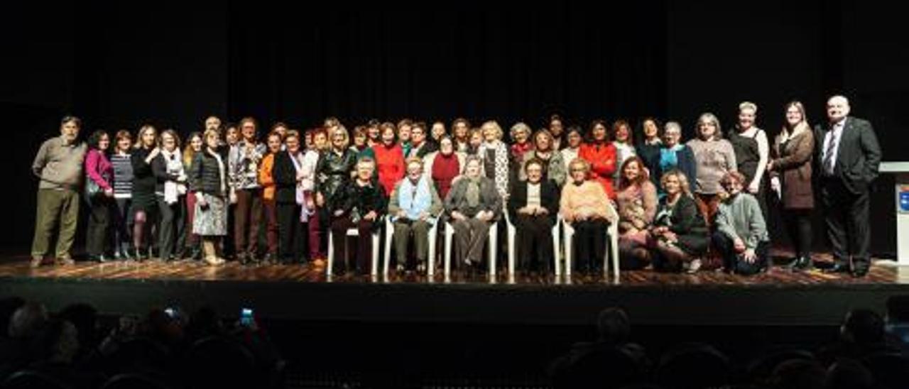 Foto de grupo de las protagonistas del libro junto a los autores y las autoridades locales. | LEVANTE-EMV