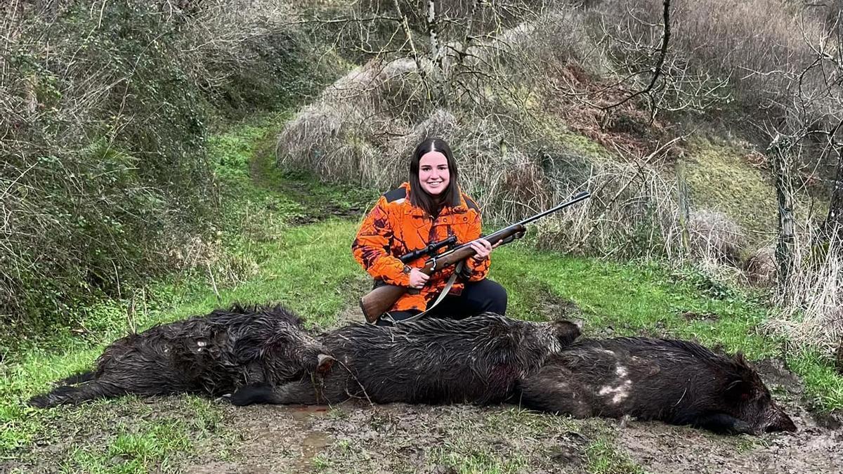 Andrea Crespo Fernández con las piezas abatidas.