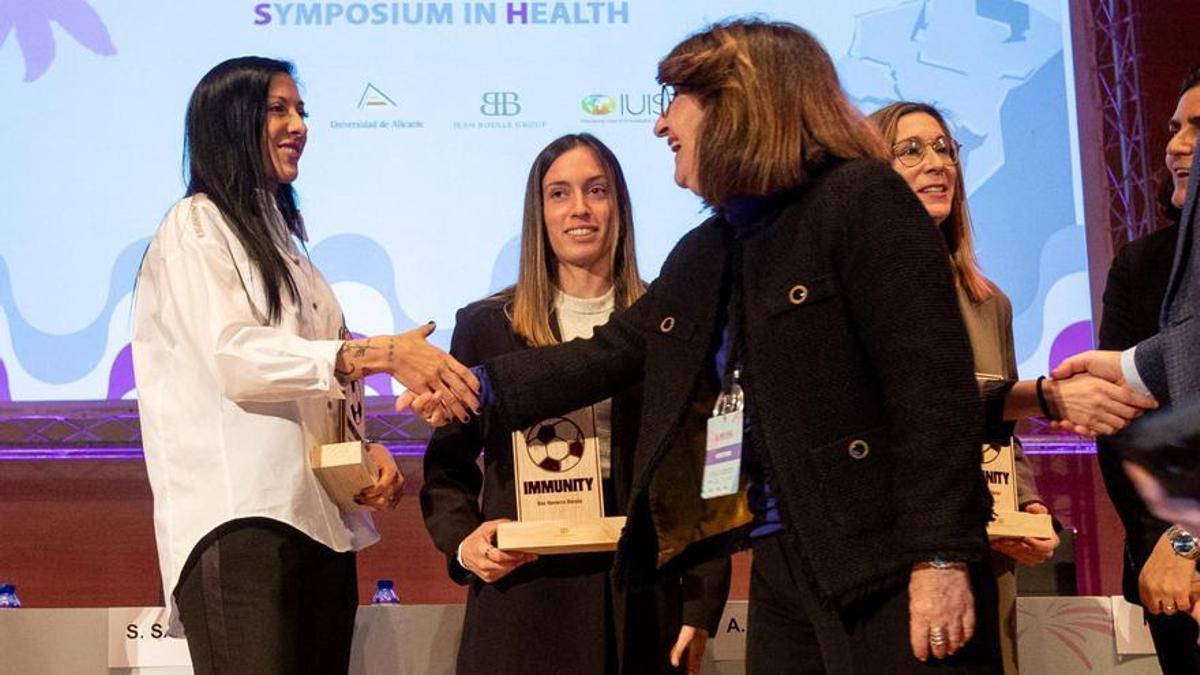 Jenni Hermoso recibe el premio &quot;Entrena tu inmunidad&quot; en Alicante.