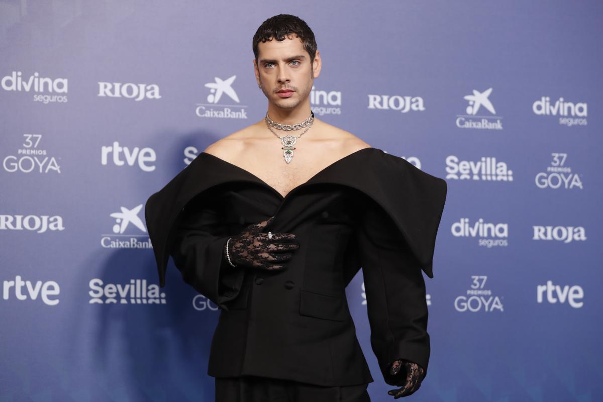 SEVILLA 11/02/2023.- El actor y director Eduardo Casanova posa para los medios gráficos en la alfombra roja de la XXXVII Gala de los Premios de la Academia de Cine, los Goya, que se celebra este sábado en el Palacio de Congresos y Exposiciones FIBES de Sevilla. EFE/ Jorge Zapata