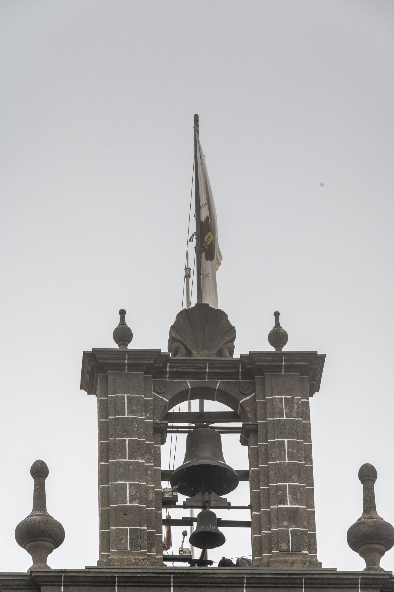 La bandera de las Fiestas del Pino 2022 ya ondea en lo alto de la basílica