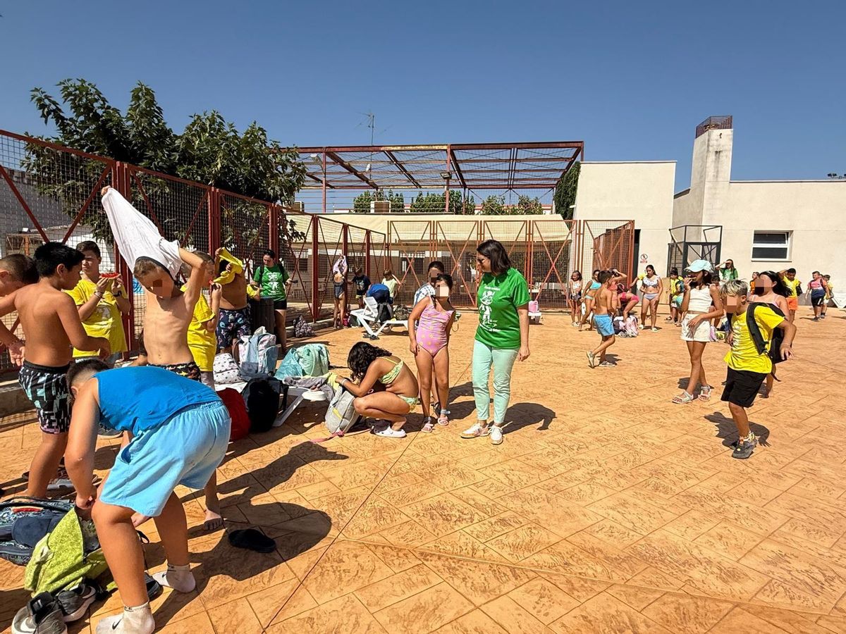 La alcaldesa Laura Sáez recibe a los jóvenes en la reapertura de la piscina.