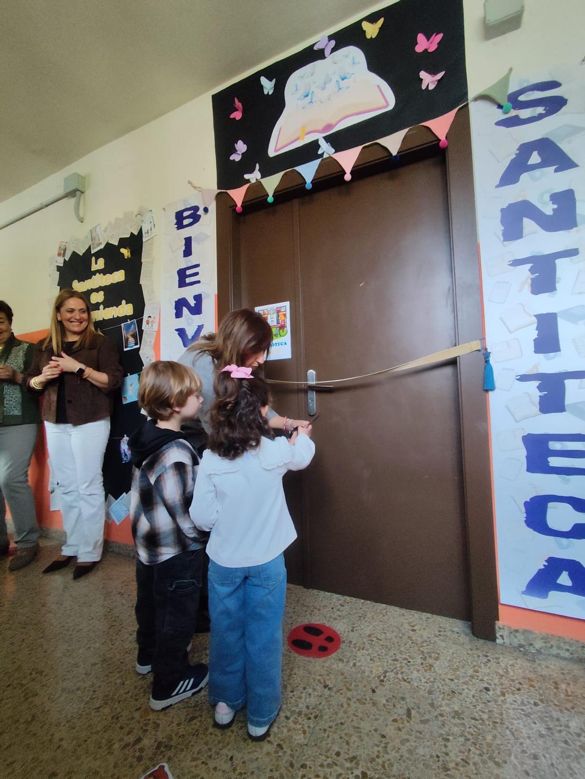 Alumnos cortan la cinta inaugural.