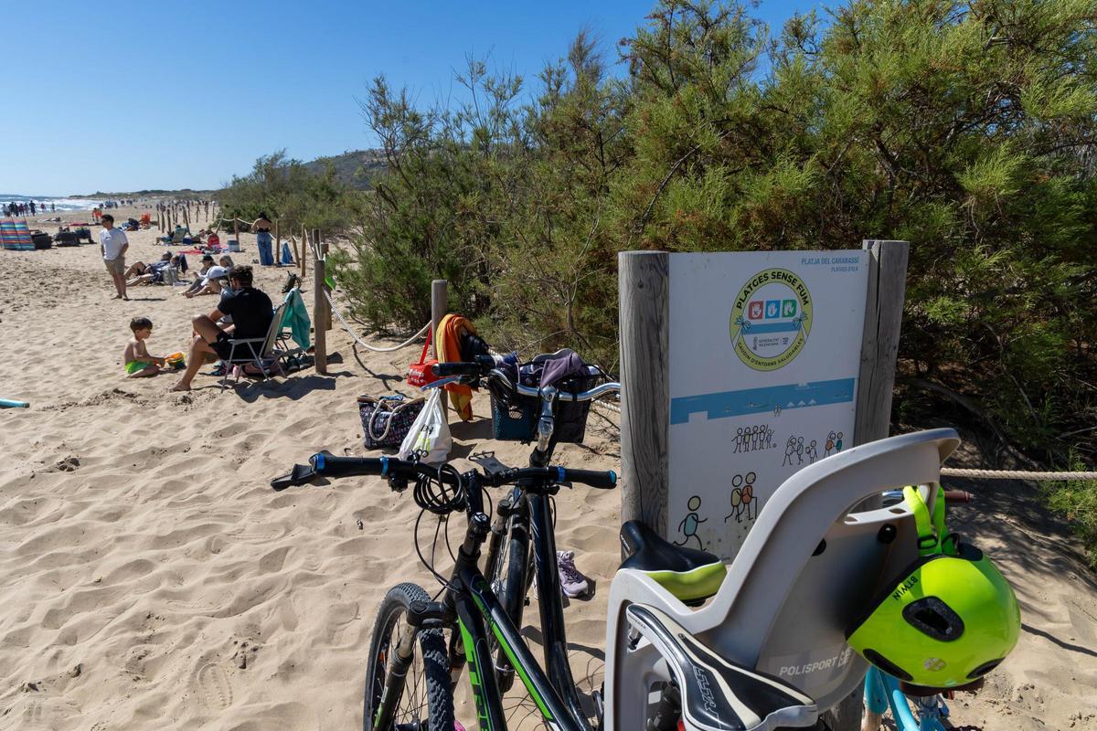 Un cartel que invita a no fumar junto a las dunas en El Carabassí.