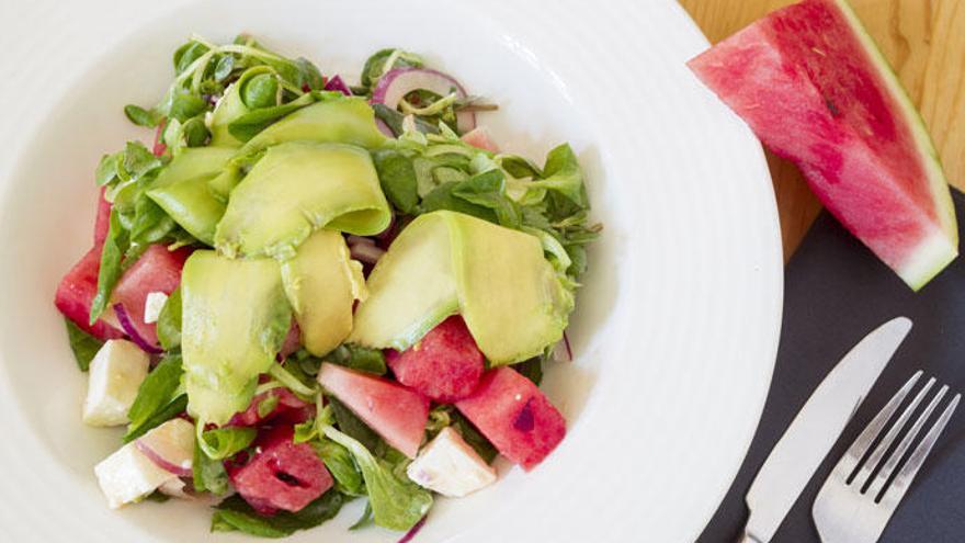 Ensalada de aguacate, sandía, anchoas y yogur