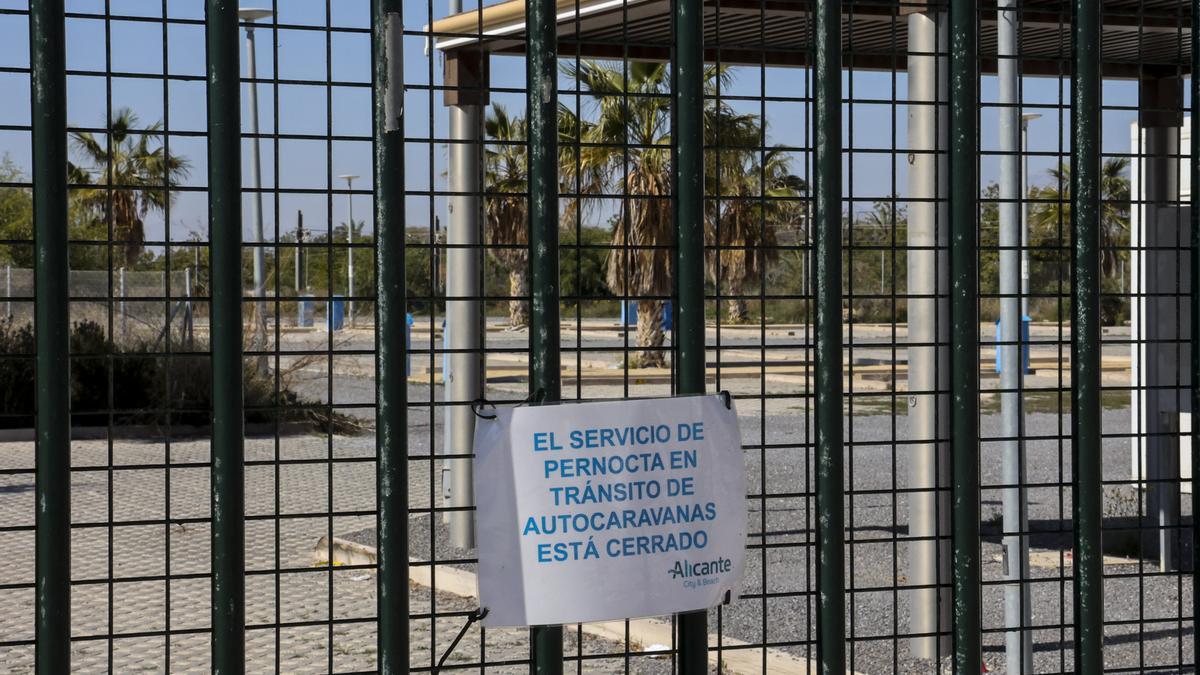 El aparcamiento de Playa de San Juan cerró hace meses por decisión municipal