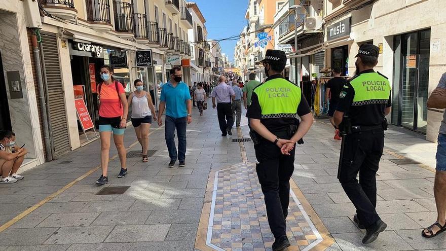 Los agentes de la Policía Local vigilan el uso obligatorio de la mascarilla.