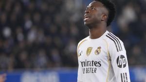 VITORIA (ÁLAVA), 14/12/2025.- El delantero brasileño del Real Madrid Vinicius Jr. se lamenta durante el partido de la jornada 16 de LaLiga que Deportivo Alavés y Real Madrid disputan este domingo en el estadio de Mendizorrotza. EFE/Adrián Ruiz de Hierro