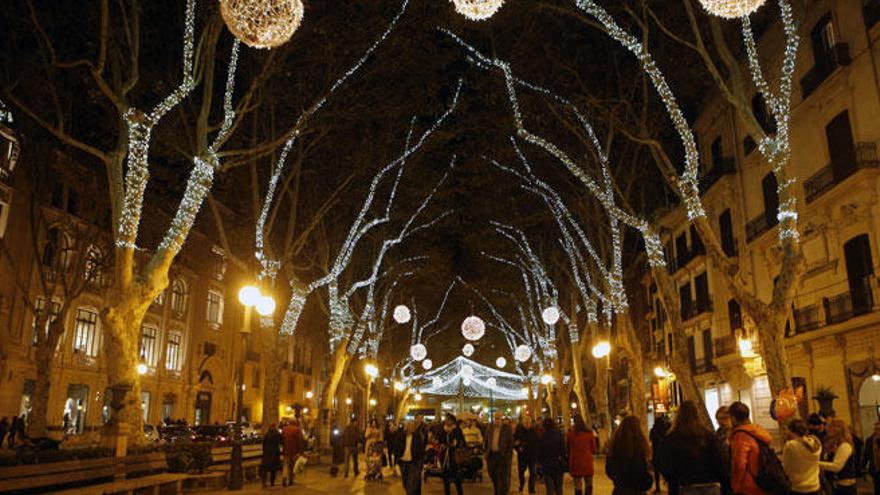 Pasacalles, circo y acrobacias en el encendido de luces de Navidad en Palma