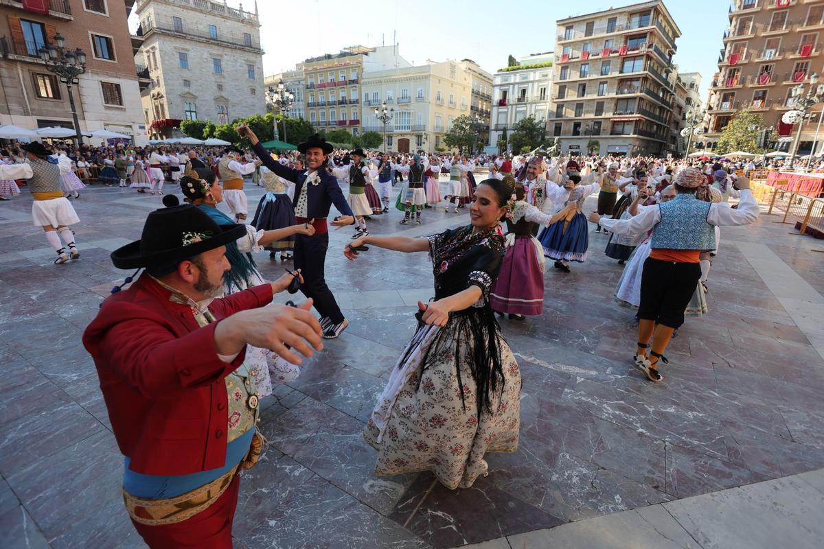 La 'dansà dels pobles' toma la Plaza de la Virgen