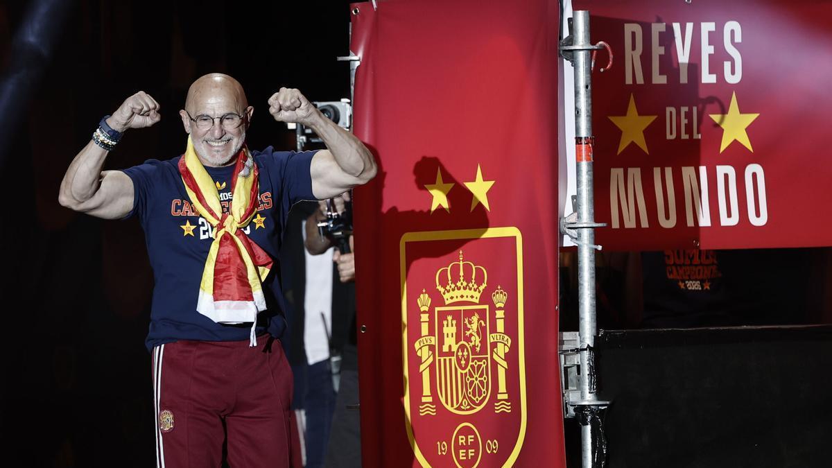 El técnico de la selección española Luis de la Fuente durante la celebración este lunes en la plaza de Cibeles de la conquista del Mundial 2026.