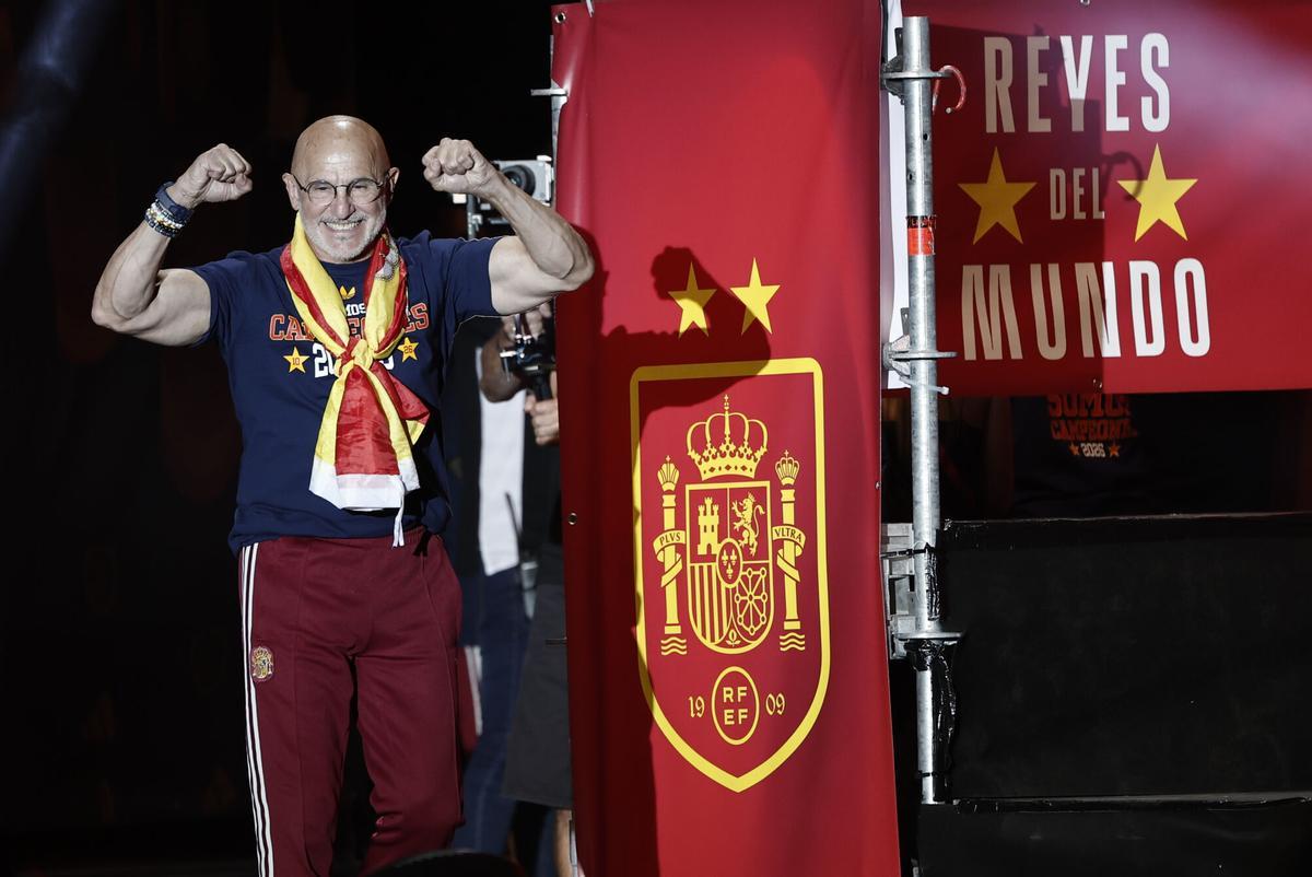 MADRID, 20/07/2026.- El técnico de la selección española Luis de la Fuente durante la celebración este lunes en la plaza de Cibeles de la conquista del Mundial 2026 por parte del combinado español. EFE/Sergio Pérez
