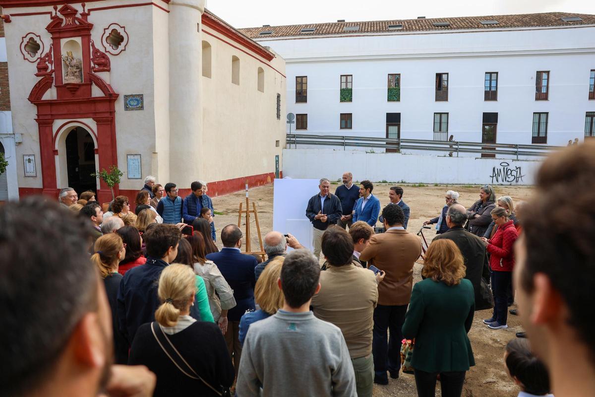 El alcalde de Sevilla esta mañana explicando el proyecto a los vecinos.