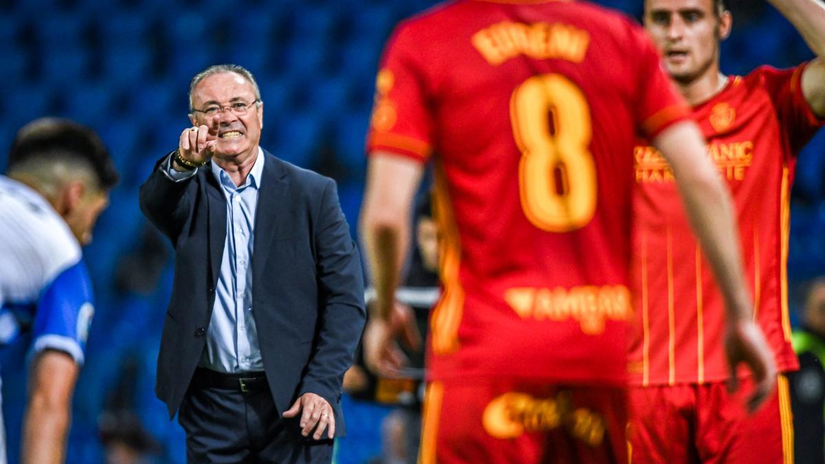 JIM da instrucciones durante el partido en San Sebastián.