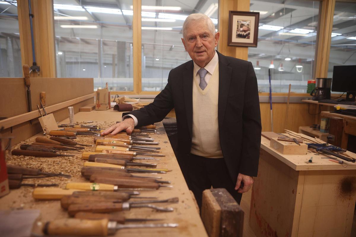 Cándido Hérmida, con sus utensilios de ebanista