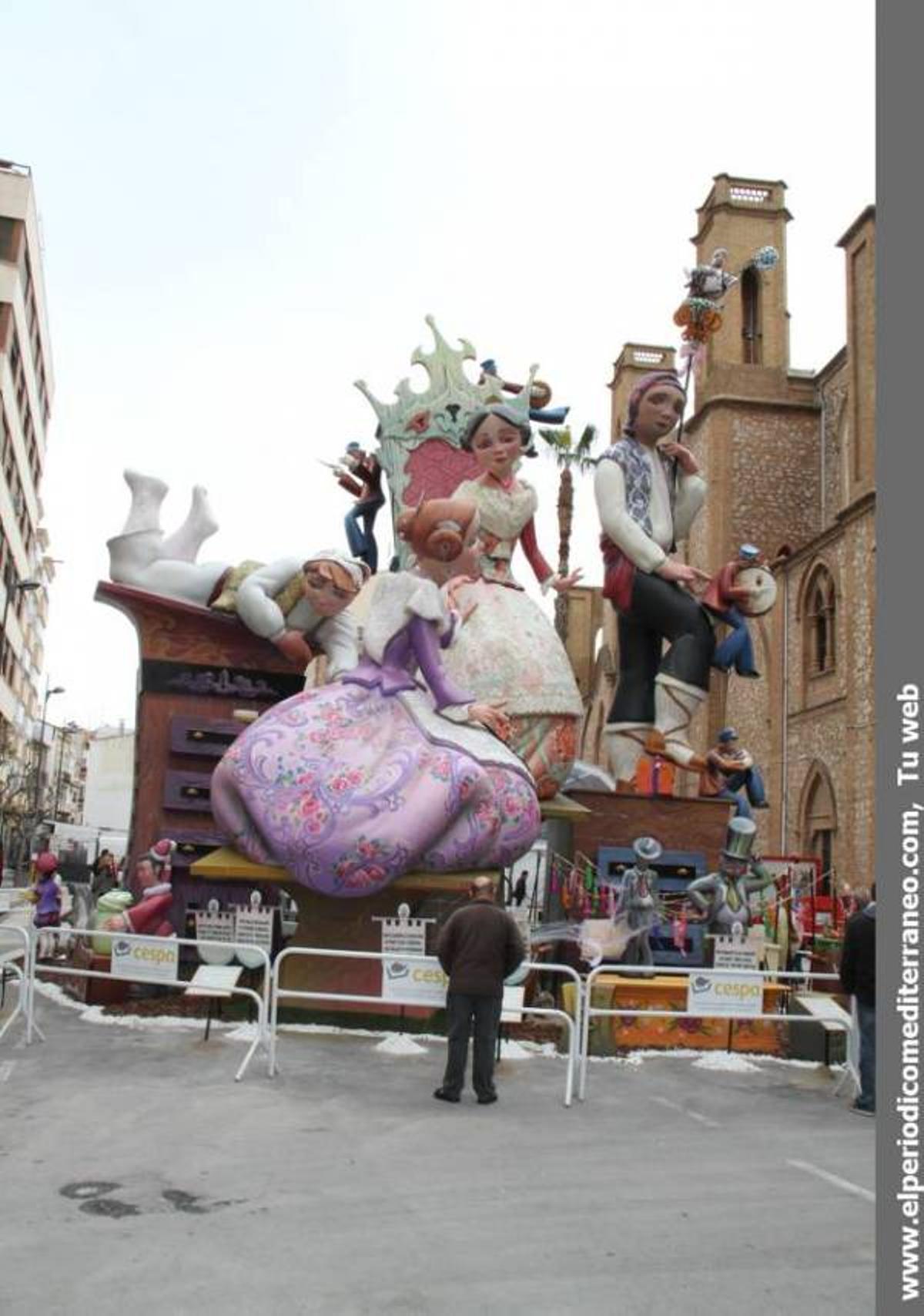 Las reinas falleras de Burriana visitan los monumentos