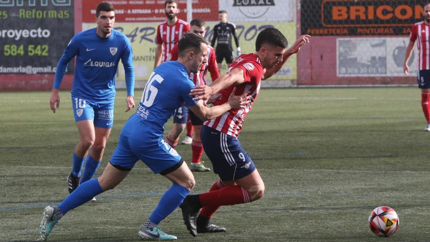 Manu García trata de zafarse de un rival en el duelo ante el Atlético Arteixo.