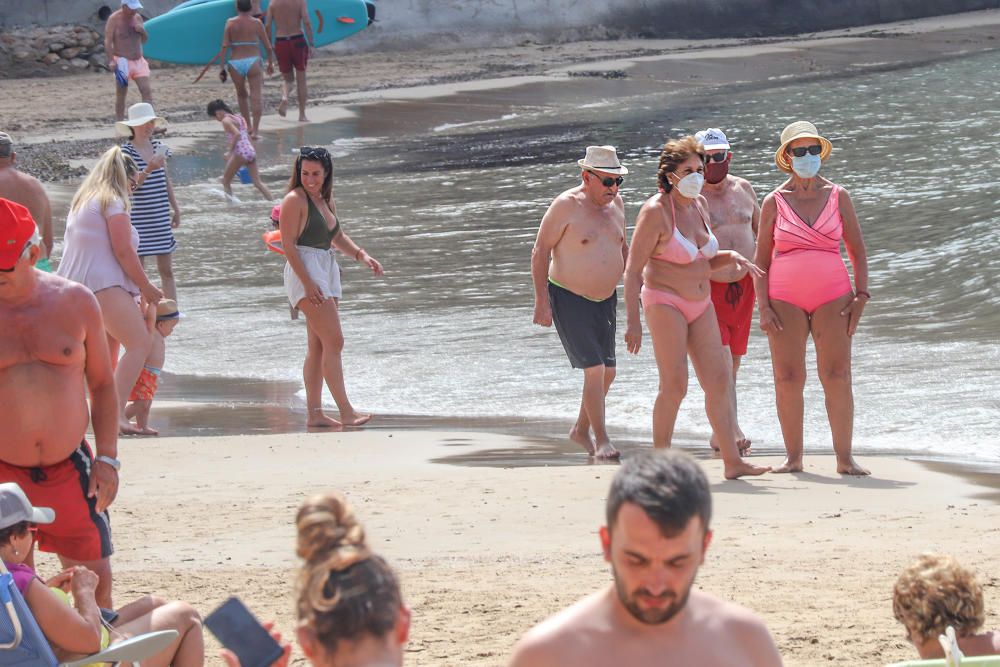 Primer día de baño autorizado en las playas de Torrevieja con arena parcelada y controles de acceso