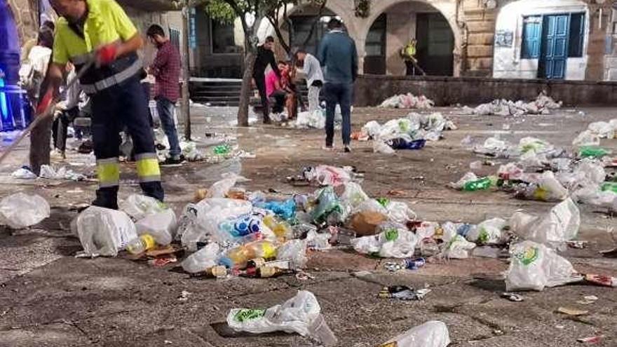 Limpieza de la plaza del Teucro tras la &quot;noche de peñas&quot;. // Santos A.