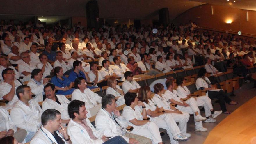 Médicos jubilados y no asistenciales quieren ayudar como voluntarios