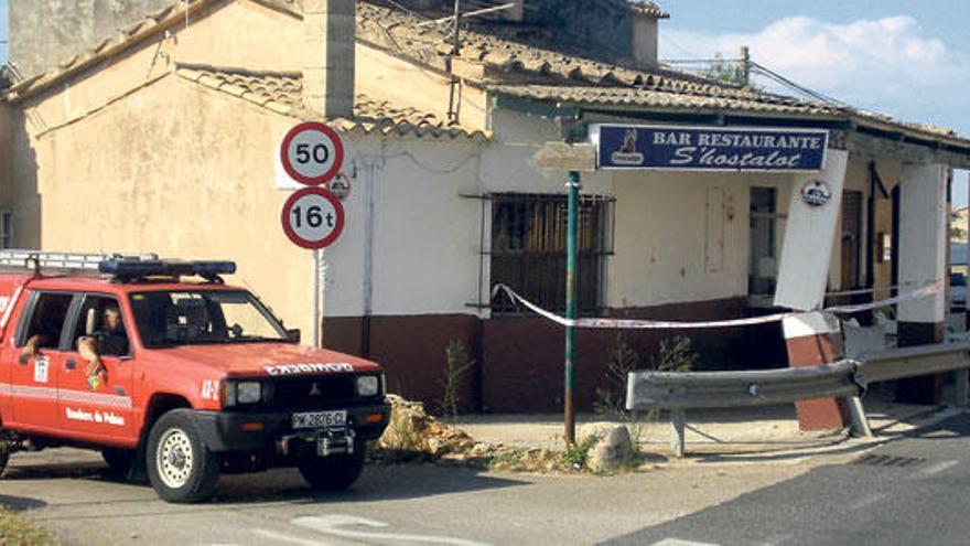 Los bomberos tuvieron que acordonar la zona y apuntalaron el pilar que fue golpeado.