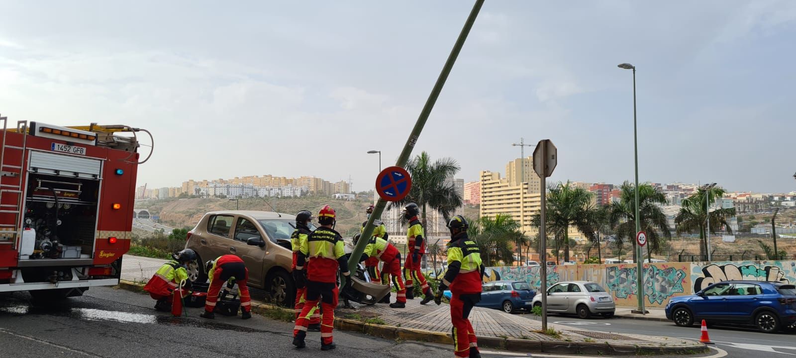 Colisión de un coche contra una farola en Escaleritas (01/02/22)