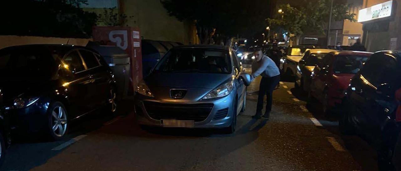 Un hombre intenta hacer bajar del coche a la agresora sin éxito.