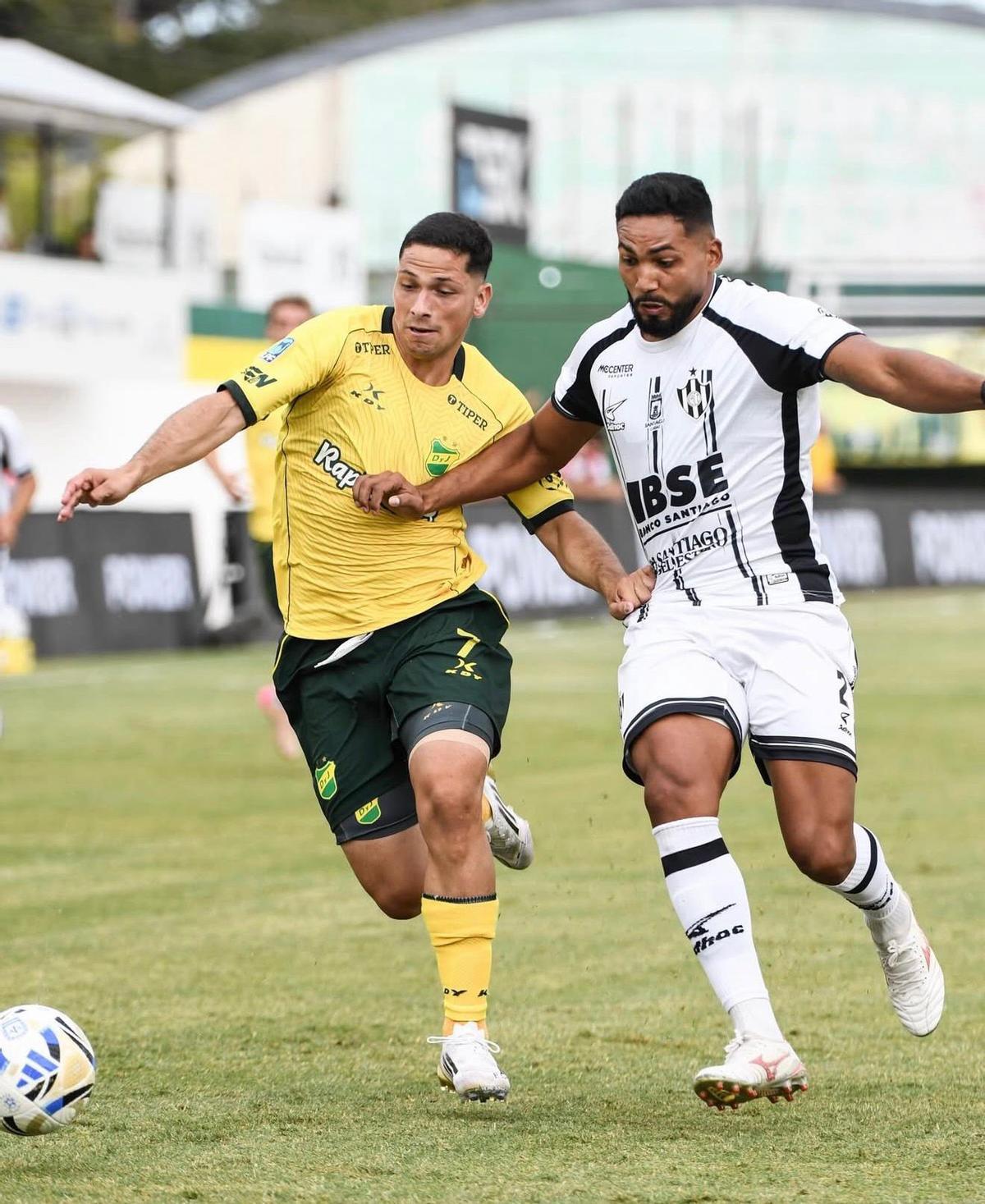 A la izquierda, el delantero del Elche Abiel Osorio durante su último partido con Defensa y Justicia, club en el que está cedido.