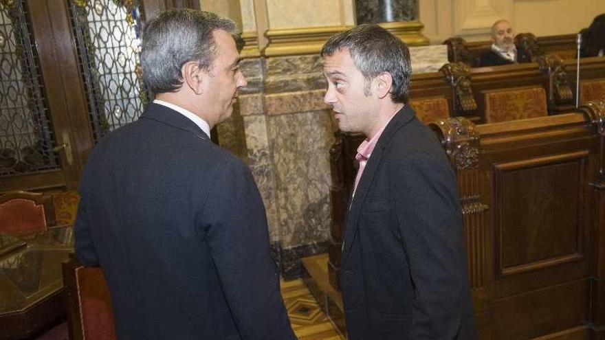 José Manuel García y Xulio Ferreiro conversan antes de un pleno municipal.
