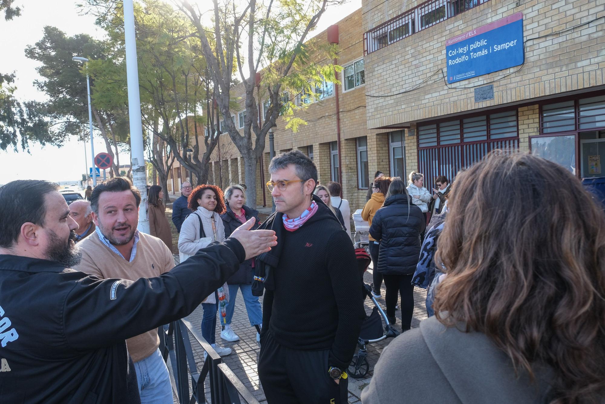 El alcalde de Elche acude a la protesta del colegio de El Altet para llamar a la calma