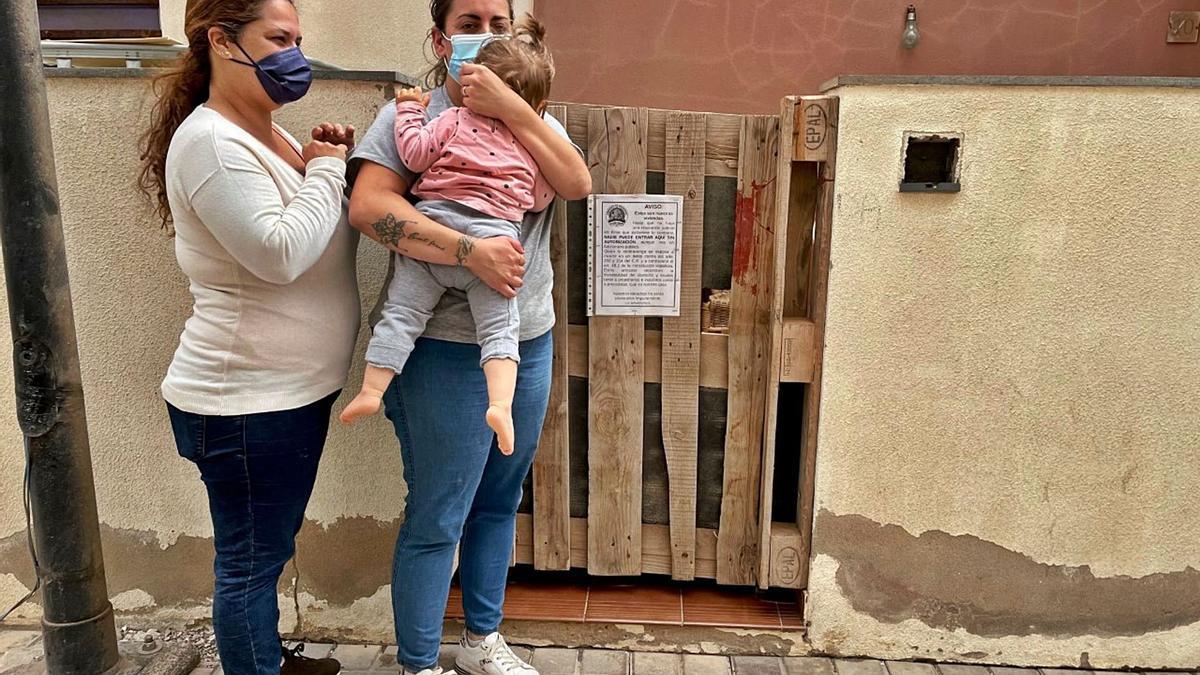 Dévora Suárez y Liria González, con una de sus hijas en brazos, ayer junto a la entrada de sus casas. | | LP/DLP