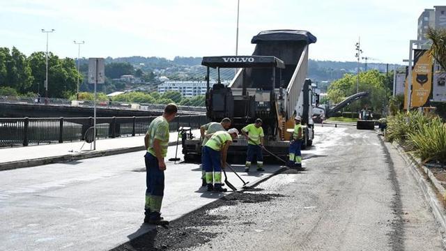 Trabajos de asfaltado de ayer en la avenida de Buenos Aires.
