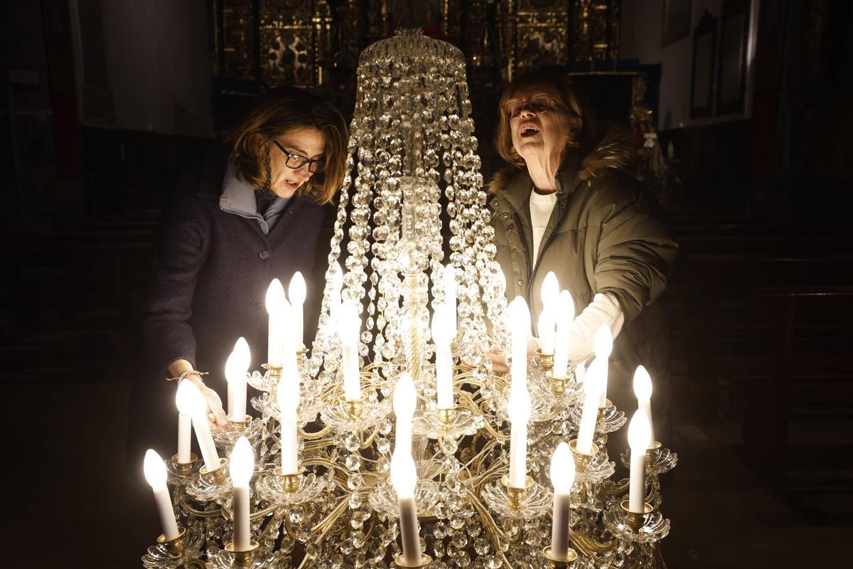 EN IMÁGENES: La iglesia de Luanco ya presume de su lámpara restaurada