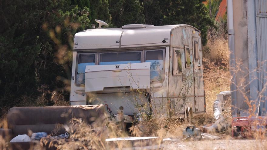 Investigan la muerte de un hombre escondido en una caravana de Novelda tras un ajuste de cuentas