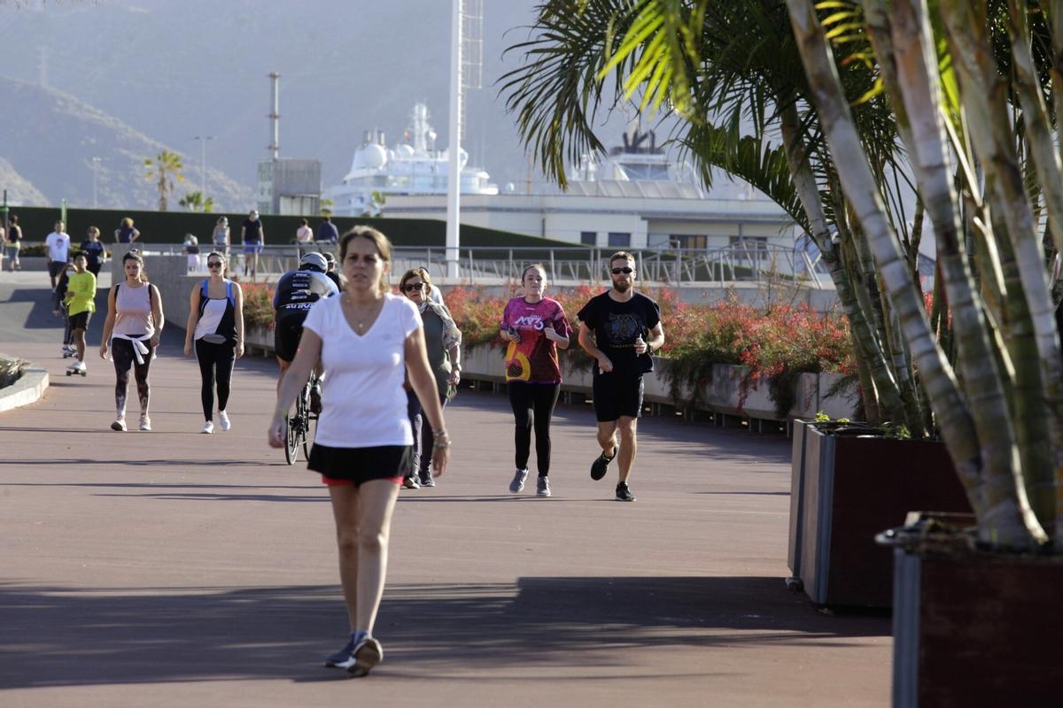 Personas haciendo ejercicio en Santa Cruz de Tenerife.