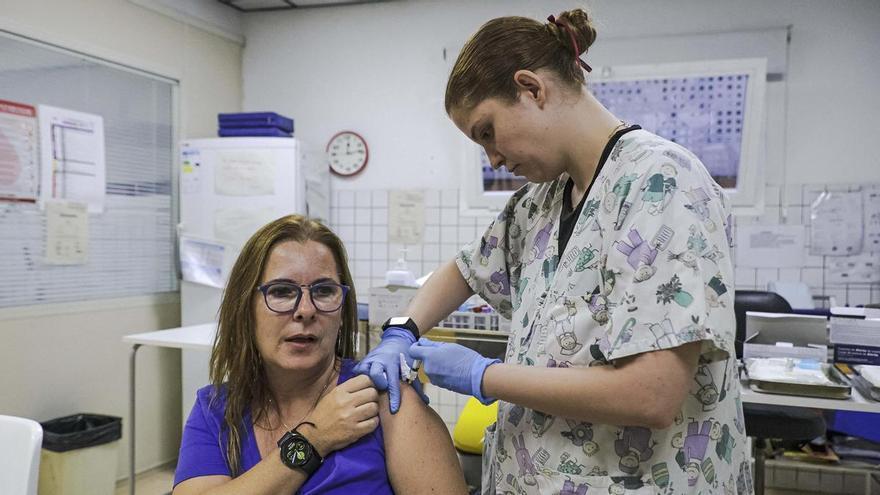 Baleares abre desde hoy la vacunación contra la gripe a toda la población en los centros de salud