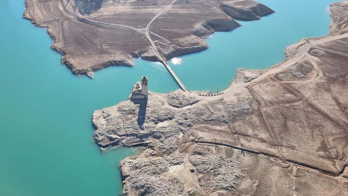 La torre de la iglesia del Mediano inundado ha emergido con la sequía