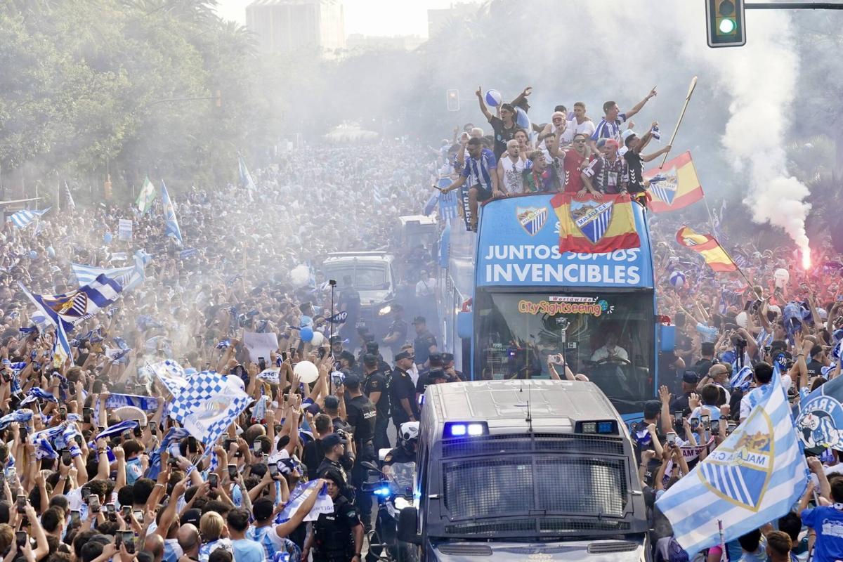 El malaguismo se echa a la calle: las mejores imágenes de la rúa del Málaga CF