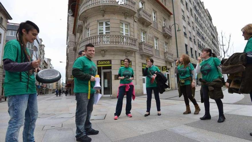 Acción de protesta de la PAH en Pontevedra con Diego Feijoo en el centro. // Gustavo Santos