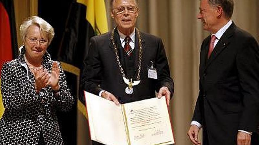 El presidente de la Academia Nacional de las Ciencias en Alemania &quot;Leopoldina&quot;, Volker ter Meulen (c), posa junto al presidente federal y patrón de la Academia, Horst Koehler (dcha), y la ministra alemana de Educación e Investigación, Annette Schavan, en Halle, Alemania.