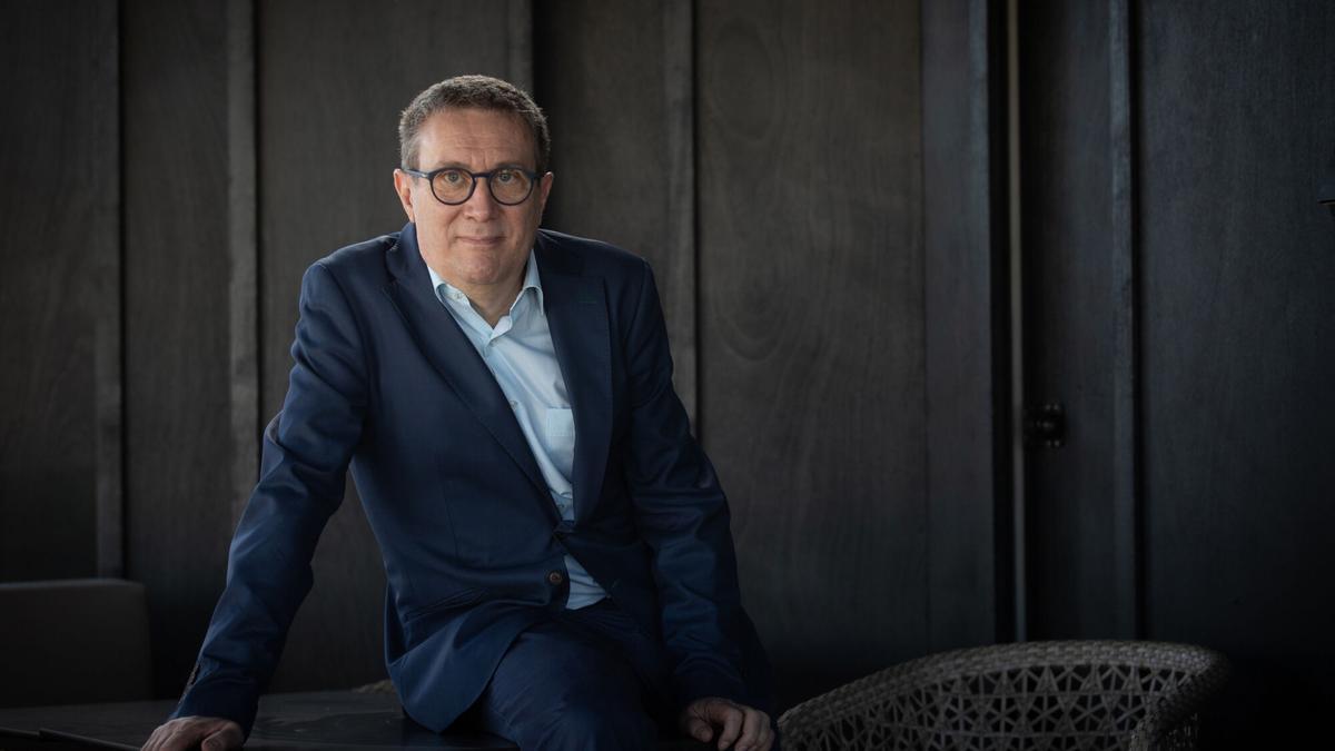 02/11/2020 El escritor Luisgé Martín posa a la cámara tras recibir el 38 Premio Herralde de Novela, en el Hotel Condes de Barcelona, Catalunya, (España), a 2 de noviembre de 2020. El premio lo ha logrado con la obra 'Cien noches', que fue presentada al galardón convocado por Editorial Anagrama bajo el seudónimo de Maria Slut, y además ha quedado finalista con 'Los llanos' del argentino Federico Falco. CULTURA David Zorrakino - Europa Press