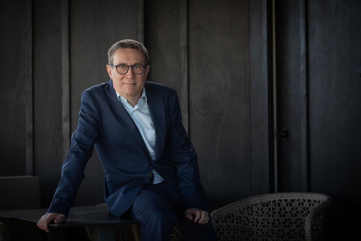 02/11/2020 El escritor Luisgé Martín posa a la cámara tras recibir el 38 Premio Herralde de Novela, en el Hotel Condes de Barcelona, Catalunya, (España), a 2 de noviembre de 2020. El premio lo ha logrado con la obra 'Cien noches', que fue presentada al galardón convocado por Editorial Anagrama bajo el seudónimo de Maria Slut, y además ha quedado finalista con 'Los llanos' del argentino Federico Falco. CULTURA David Zorrakino - Europa Press