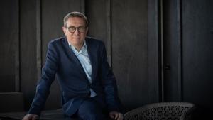 02/11/2020 El escritor Luisgé Martín posa a la cámara tras recibir el 38 Premio Herralde de Novela, en el Hotel Condes de Barcelona, Catalunya, (España), a 2 de noviembre de 2020. El premio lo ha logrado con la obra Cien noches, que fue presentada al galardón convocado por Editorial Anagrama bajo el seudónimo de Maria Slut, y además ha quedado finalista con Los llanos del argentino Federico Falco. CULTURA David Zorrakino - Europa Press
