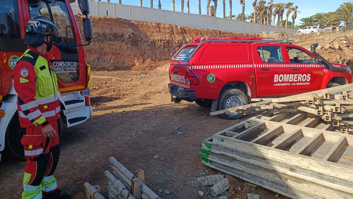 Obra del hotel en construcción en la Avenida Islas Canarias, en Costa Teguise, donde está el aljibe al que cayó un obrero este jueves
