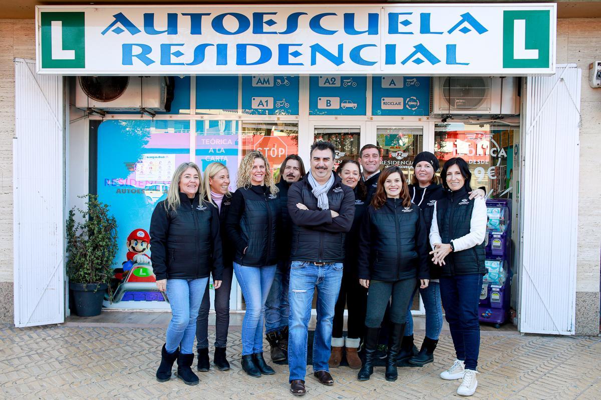 Un completo equipo de profesionales que ayudan a aprender a conducir de forma fácil en Ibiza.