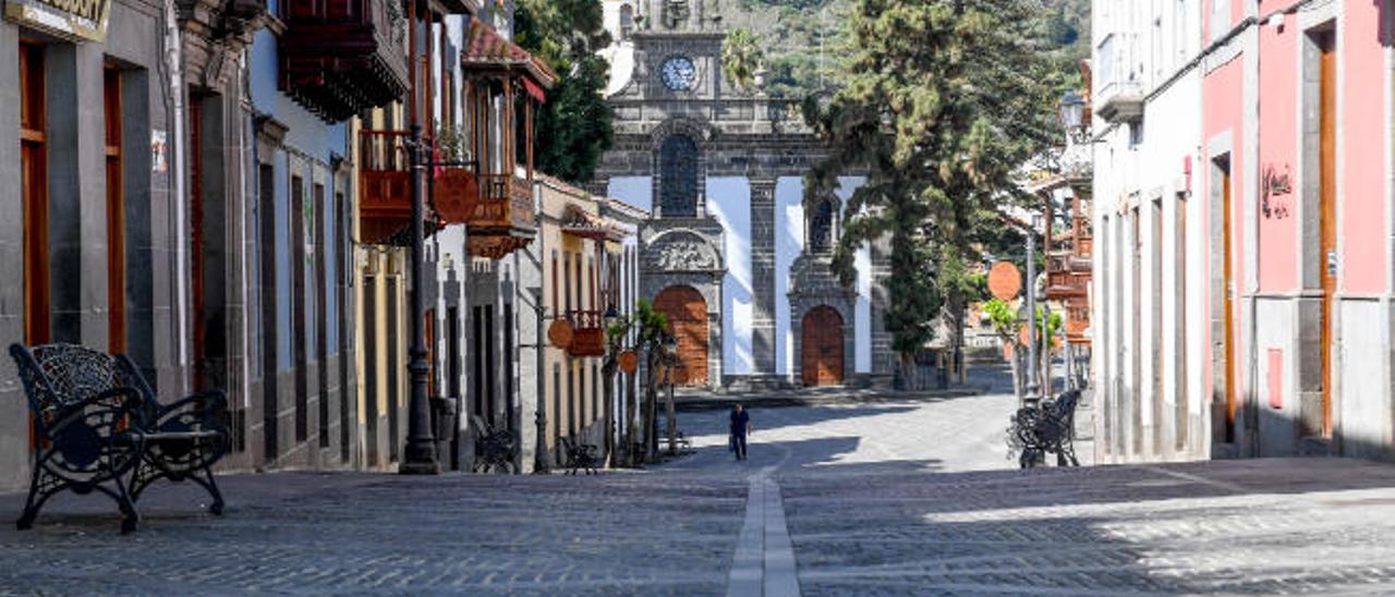 Las calles de Teror lucen casi vacías mientras las puertas de la Basílica del Pino, al fondo, permanecen cerradas, el domingo.