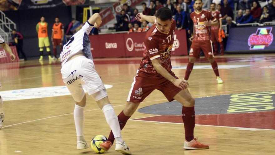 Marcel trata de arrebatar el esférico a un rival en el partido de ayer.