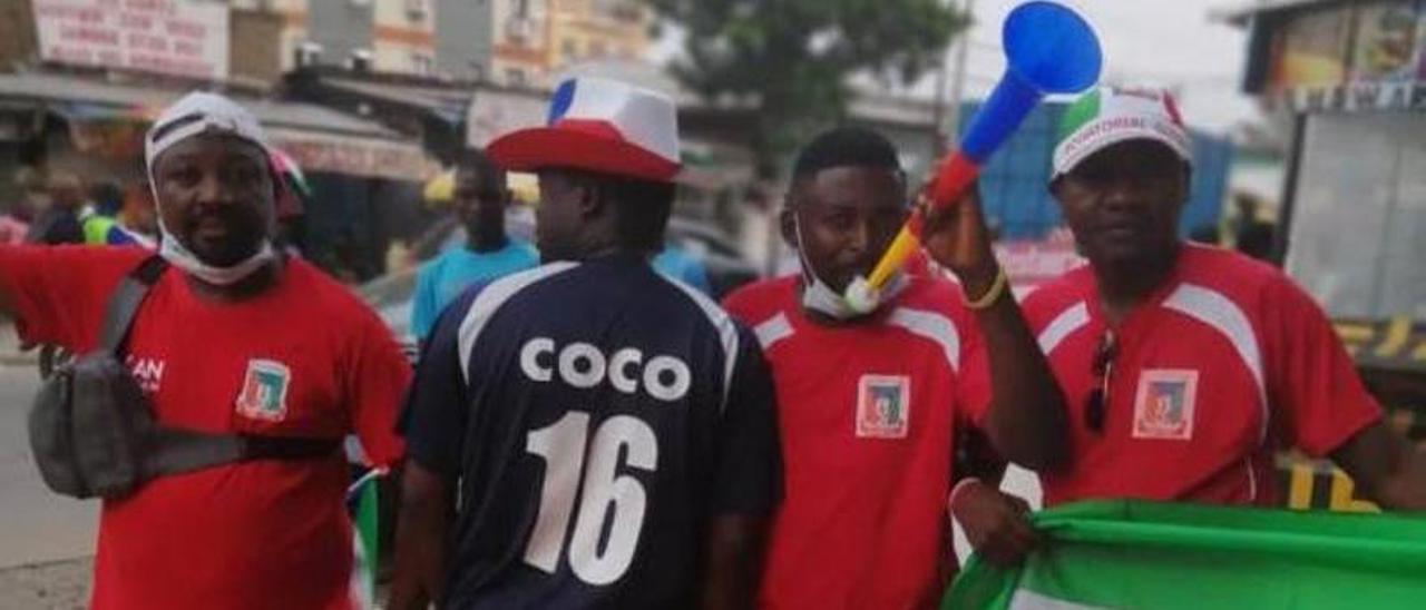 Aficionados de Guinea Ecuatorial en las calles de Duala, Camerún, uno de ellos con la camiseta de Saúl Coco.