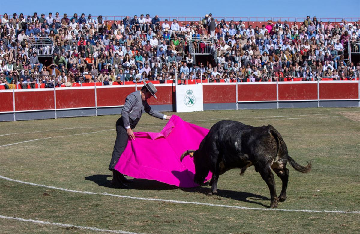 Archivo. Dávila Miura torea con el capote a su novillo en el festival del Club Pineda.